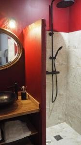 La salle de bains est pourvue d'une douche et d'un lavabo. dans l'établissement LA TERRASSE VIGNERONNE, à Fitou