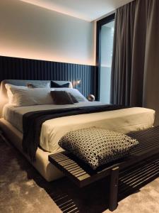 Dormitorio con cama con almohada de leopardo en Bv hotel en Brignano Gera dʼAdda
