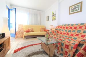 sala de estar con sofá y mesa en Apartamento Samaniego REF 8008, en Orihuela Costa