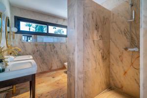 Fotografie z fotogalerie ubytování Unique *HIDDEN GEM* Villa - GOLFERS PARADISE ALOHA v destinaci Marbella
