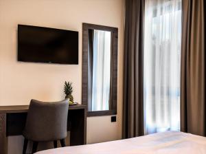 Μια τηλεόραση ή/και κέντρο ψυχαγωγίας στο NEW Garni Hotel FILIA