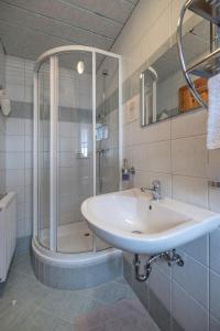 A bathroom at Pension Bauernhof Baumgartner Stanahof