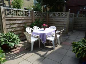 una mesa blanca y sillas en un patio trasero con una valla en Haus Moby Dick, en Wangerooge