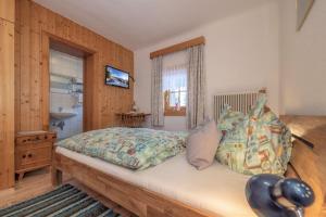 A bed or beds in a room at Pension Bauernhof Baumgartner Stanahof