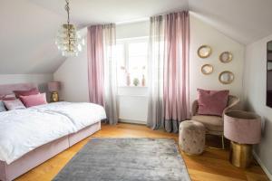ein Schlafzimmer mit einem Bett, einem Stuhl und einem Fenster in der Unterkunft Adlerlodge - Ferienhaus in Michelstadt