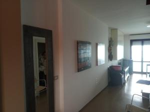 un salon avec un couloir et une chambre avec un miroir dans l'établissement Fronte mare, à Marotta