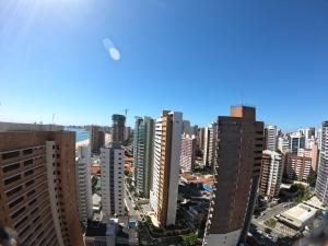 - une vue sur une ville avec de grands bâtiments dans l'établissement VIP Beira Mar Residence, à Fortaleza