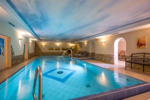 a swimming pool in a hotel with a ceiling at Seetals Wohnwelt in Stumm