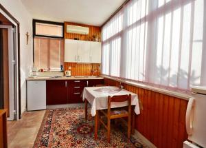 Kuchyň nebo kuchyňský kout v ubytování Apartments Desa 572