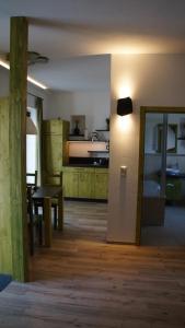 cocina y comedor con mesa y habitación en Ferienhaus Mutter Anna's Refugium, en Stolpen