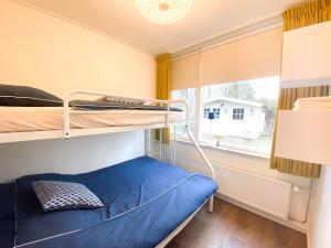 En eller flere senge i et værelse på Prachtige bungalow Oostkapelle OK33