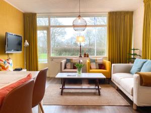 Et opholdsområde på Prachtige bungalow Oostkapelle OK33