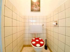 Et badeværelse på Prachtige bungalow Oostkapelle OK33 + 15 billeder