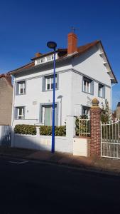 ル・クロトワにあるLe Crotoy plage Baie de somme appartement l'Avocetteの青柱白い家