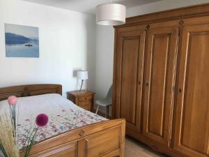 um quarto com uma cama e um armário de madeira em Au Coeur de Colmar em Colmar