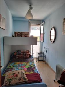 バルセロナにある"Casa TOLIMA"のベッドルーム1室(ベッド1台、二段ベッド1組付)