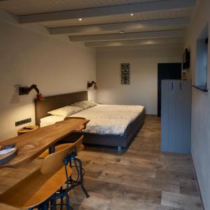 een slaapkamer met een bed en een bureau bij D'n Wasschappelsen Engel Windkracht 9 en Windkracht 10 in Westkapelle