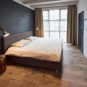 een slaapkamer met een bed en een groot raam bij D'n Wasschappelsen Engel Windkracht 9 en Windkracht 10 in Westkapelle