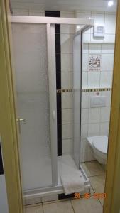 Ein Badezimmer in der Unterkunft Pension "Am Schloß"