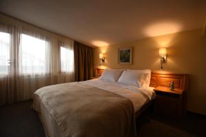 Ένα ή περισσότερα κρεβάτια σε δωμάτιο στο Hotel Dolomiti & Villa