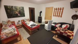 ein Wohnzimmer mit zwei Betten und einer Couch in der Unterkunft Pension "Am Schloß" in Lübben