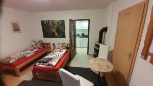 Zimmer mit 2 Betten, einem Tisch und einem Spiegel in der Unterkunft Pension "Am Schloß" in Lübben