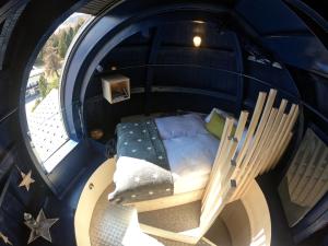 anoréola de um quarto com uma cama e uma cadeira em Sternwarte by Randolins em St. Moritz