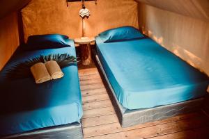 A bed or beds in a room at El Pulpo Safari Lodge