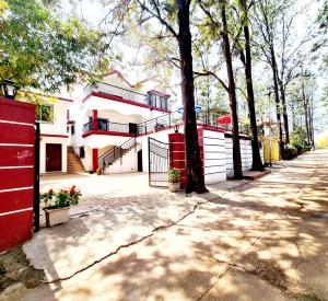 Το κτήριο όπου στεγάζεται  η βίλα