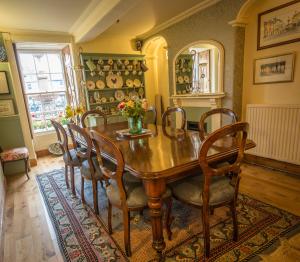 jadalnia z drewnianym stołem i krzesłami w obiekcie The Drovers Bed and Breakfast w mieście Llandovery