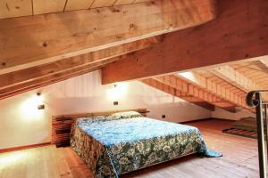 A bed or beds in a room at 2 bedrooms apartement with furnished balcony at Riolunato 4 km away from the slopes