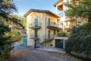 un grande edificio con balconi sul lato di 2 bedrooms apartement with furnished balcony at Riolunato 4 km away from the slopes a Riolunato