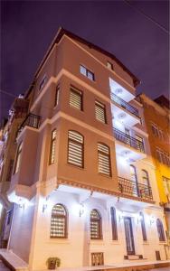 イスタンブールにあるTaksim Sem Houseの夜間照明付きの大きな建物
