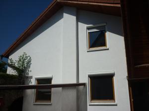 ein weißes Haus mit drei Fenstern darauf in der Unterkunft Prinz City Apartments in Neckarsulm