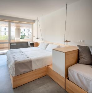 un dormitorio con una cama y un sofá en Cristina Enea Rooms, en San Sebastián