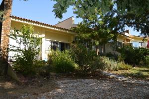 an exterior view of a house at Vivenda A Nossa Coroa in Coja