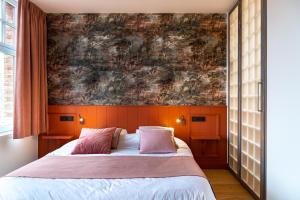 Uma cama ou camas num quarto em B&B Contrast