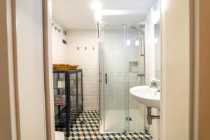ein Badezimmer mit Glasdusche und Waschbecken in der Unterkunft Eco-Aparment Vegueta in Las Palmas de Gran Canaria