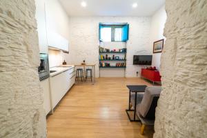 eine Küche und ein Wohnzimmer mit Tisch und Stühlen in der Unterkunft Eco-Aparment Vegueta in Las Palmas de Gran Canaria