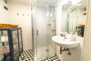 ein Badezimmer mit Waschbecken und Glasdusche in der Unterkunft Eco-Aparment Vegueta in Las Palmas de Gran Canaria