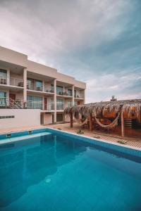 una piscina con una hamaca y un hotel en El Hueco Villas en Lobitos
