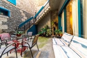 eine Terrasse mit einem Tisch, Stühlen und Treppen in der Unterkunft Eco-Aparment Vegueta in Las Palmas de Gran Canaria