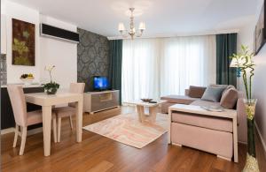 A television and/or entertainment centre at Turkuaz Suites Bosphorus