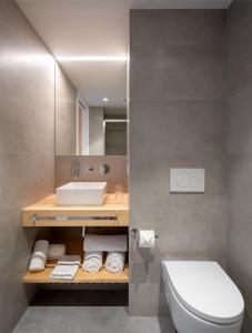 Un baño con un inodoro blanco y un lavabo. en Cristina Enea Rooms, en San Sebastián 18 fotos más
