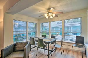 una sala da pranzo con ventilatore a soffitto, tavolo e sedie di Sun-Soaked Coastal Hideaway - Steps to Beach! a Clearwater Beach