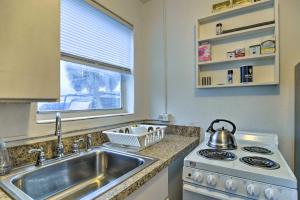 Kuchyň nebo kuchyňský kout v ubytování Sun-Soaked Coastal Hideaway - Steps to Beach! + 23 fotografií