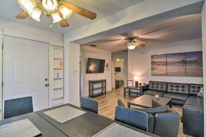 Posezení v ubytování Sun-Soaked Coastal Hideaway - Steps to Beach!