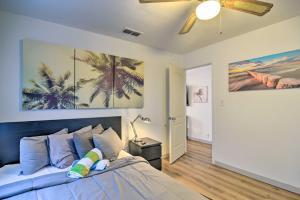 Postel nebo postele na pokoji v ubytování Sun-Soaked Coastal Hideaway - Steps to Beach!