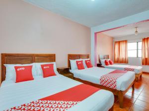 Una cama o camas en una habitación de OYO Hotel Huautla, Oaxaca