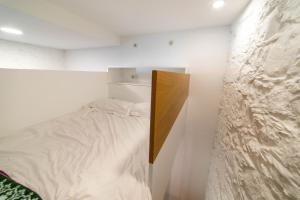 ラスパルマス・デ・グランカナリアにあるEco-Studio Veguetaのベッドルーム1室(木製ヘッドボード付きのベッド1台付)